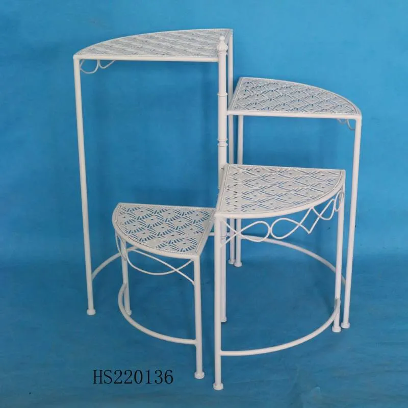 Metalowy stojak na kwiaty na zewnątrz